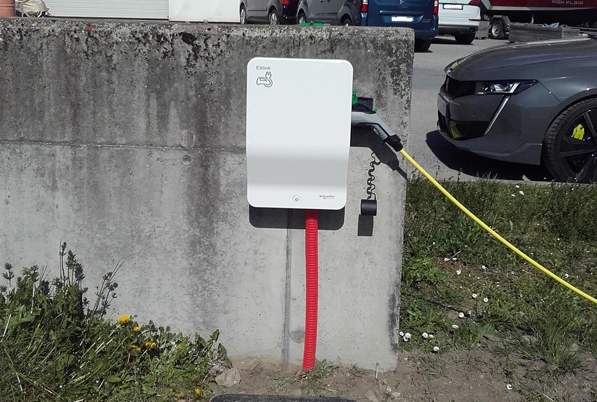 Infrastructure de Recharge de Véhicule Électrique - Hillier Electricité - Annecy Infrastructure de Recharge de Véhicule Électrique - Hillier Electricité - Annecy